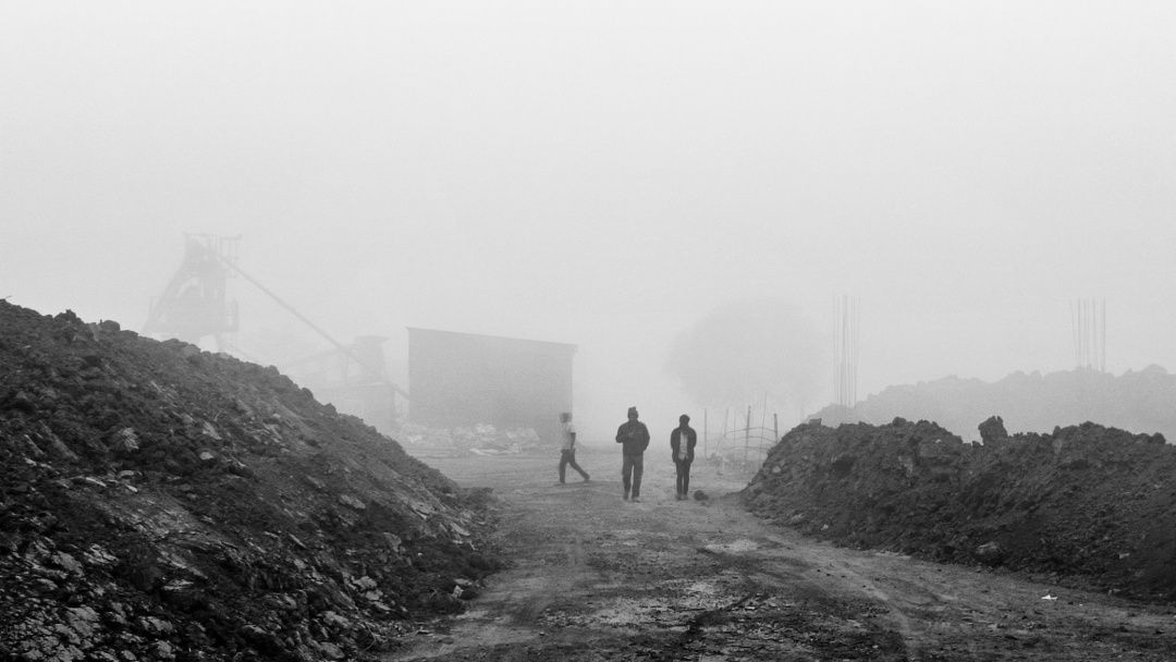 Between Silence and Movement
